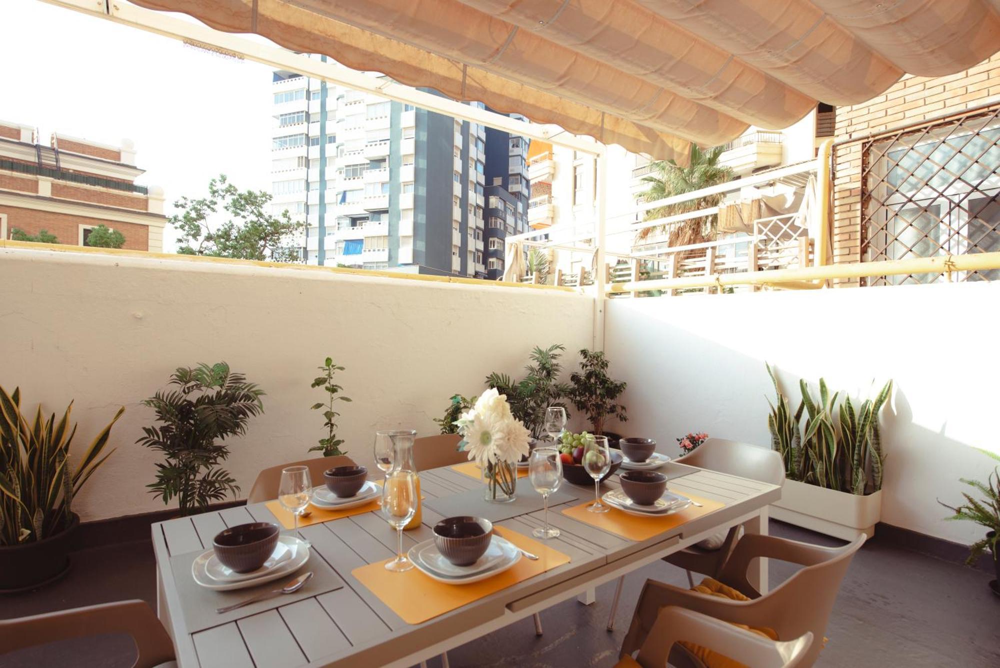 Vistas Al Mar - Frente A La Playa Malagueta 6 Personas Apartment Malaga Exterior photo